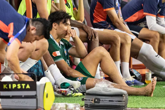 Chấn thương của thủ môn Bùi Tiến Dũng không quá nghiêm trọng- Ảnh 1. Chấn thương của thủ môn Bùi Tiến Dũng không quá nghiêm trọng- Ảnh 1.