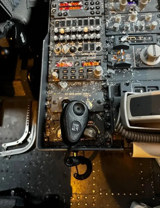 Máy bay Boeing 737 của United Airlines va trúng vật thể lạ trên không, phi công bị thương - Ảnh 1.