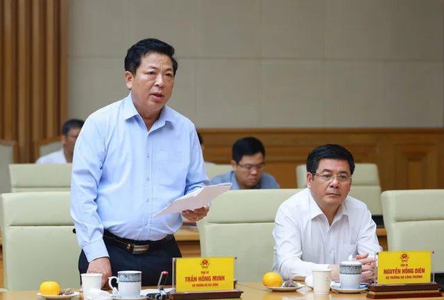 PM affirms determination to achieve full public investment disbursement this year - Ảnh 1.