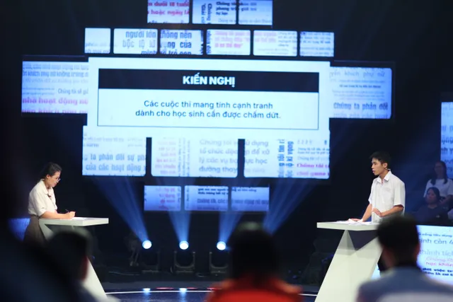 Final Round of School Teen 2025: The Courage of 17-Year-Olds Shines in a Fierce Debate - Ảnh 4.