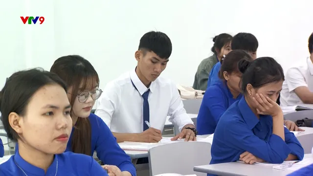 Bước qua nghịch cảnh đến với giảng đường