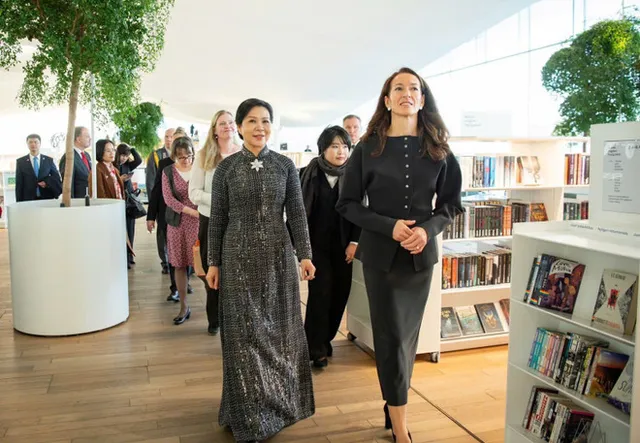 Party leader’s spouse presents Vietnamese bookcase to Helsinki Central Library Oodi - Ảnh 1.