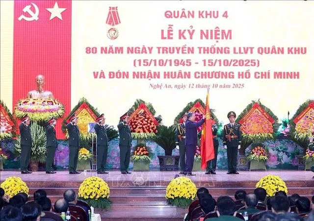 Party chief attends ceremony marking 80th traditional day of Military Region 4’s armed forces - Ảnh 2.
