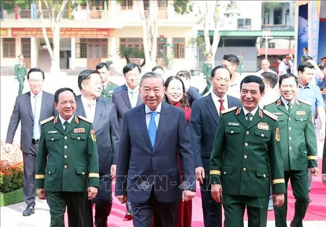 Party chief attends ceremony marking 80th traditional day of Military Region 4’s armed forces - Ảnh 1.