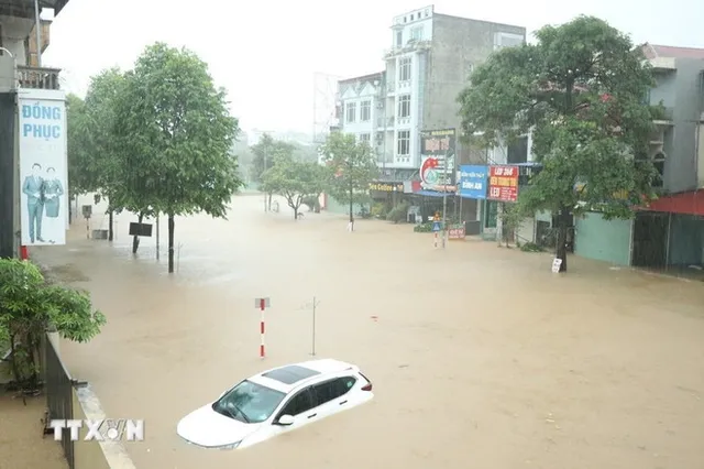 Typhoon Matmos circulation wreaks havoc across northern Vietnam - Ảnh 1.
