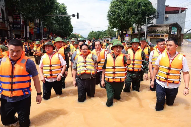 PM directs flood relief efforts in Thai Nguyen province, visits affected residents - Ảnh 1.