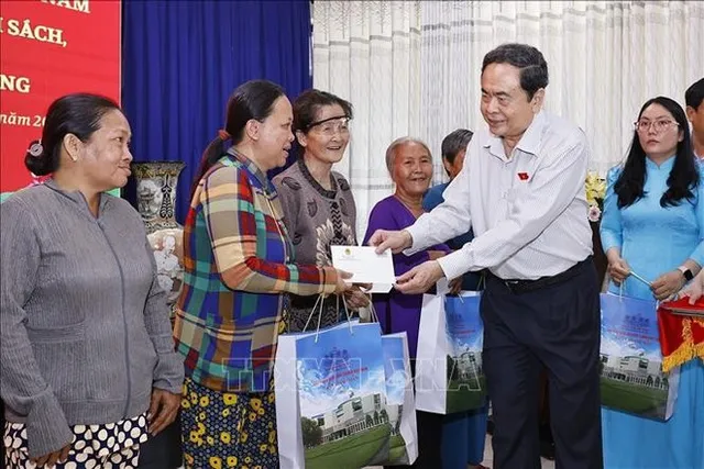 NA Chairman pays tribute to late President Ton Duc Thang - Ảnh 1.