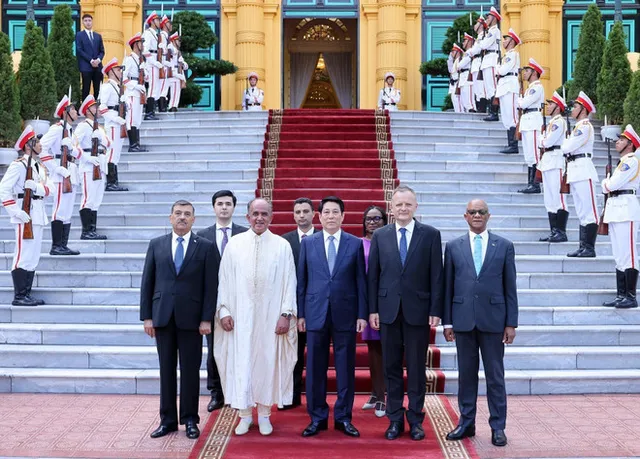 State leader welcomes newly-appointed foreign ambassadors to Vietnam - Ảnh 2.