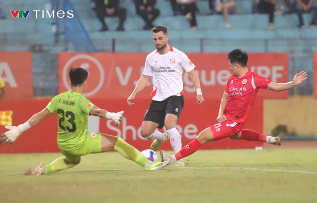 Thắng trong thế thiếu người, Công an Hà Nội "phả hơi nóng" vào Ninh Bình FC- Ảnh 2. Thắng trong thế thiếu người, Công an Hà Nội "phả hơi nóng" vào Ninh Bình FC- Ảnh 2.