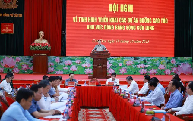 PM describes infrastructure project construction in Mekong Delta as demand from heart - Ảnh 1.