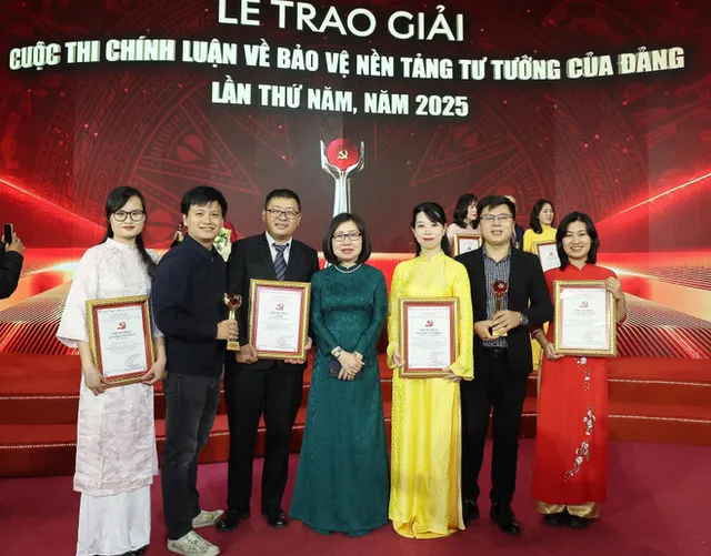 President attends award ceremony for 5th national writing contest on safeguarding Party’s ideological foundations - Ảnh 1.