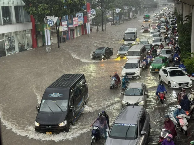 Traffic expected to resume by Oct.7 night at flood-blocked points nationwide - Ảnh 1.