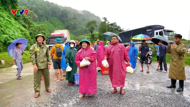 Sẻ chia ấm lòng giữa mưa lũ