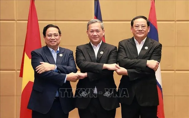 Vietnamese PM holds working breakfast with Cambodian, Lao counterparts - Ảnh 1.