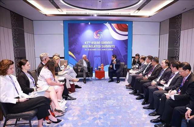 PM meets with European Council President on 47th ASEAN Summit sidelines - Ảnh 1.