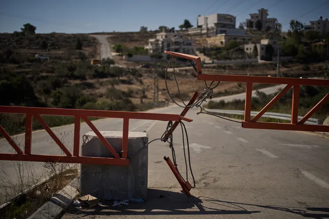 Israel đã dựng gần 1.000 rào chắn ở Bờ Tây trong cuộc chiến tại Gaza - Ảnh 2. Israel đã dựng gần 1.000 rào chắn ở Bờ Tây trong cuộc chiến tại Gaza - Ảnh 2.