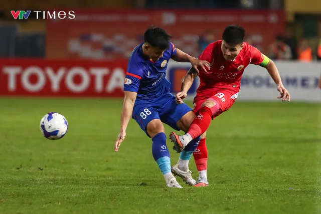 VAR "cứu" đội khách 1 bàn, Công an Hà Nội vẫn giành trọn 3 điểm- Ảnh 1. VAR "cứu" đội khách 1 bàn, Công an Hà Nội vẫn giành trọn 3 điểm- Ảnh 1.