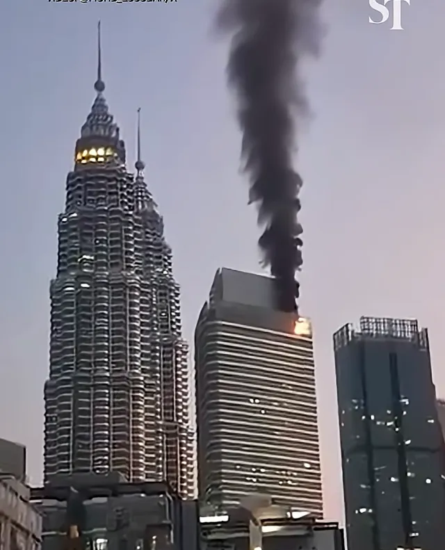 Cháy lớn tại tòa tháp 60 tầng ở Kuala Lumpur (Malaysia)- Ảnh 2. Cháy lớn tại tòa tháp 60 tầng ở Kuala Lumpur (Malaysia)- Ảnh 2.