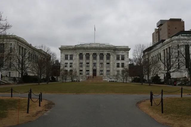 Mỹ truy tìm nghi phạm gây ra vụ nổ có chủ ý tại Đại học Harvard - Ảnh 1.