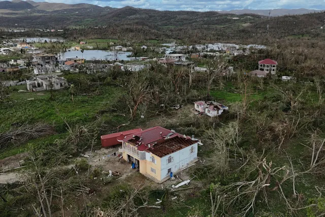 Bão Melissa gây khủng hoảng thiếu lương thực tại Jamaica- Ảnh 1. Bão Melissa gây khủng hoảng thiếu lương thực tại Jamaica- Ảnh 1.