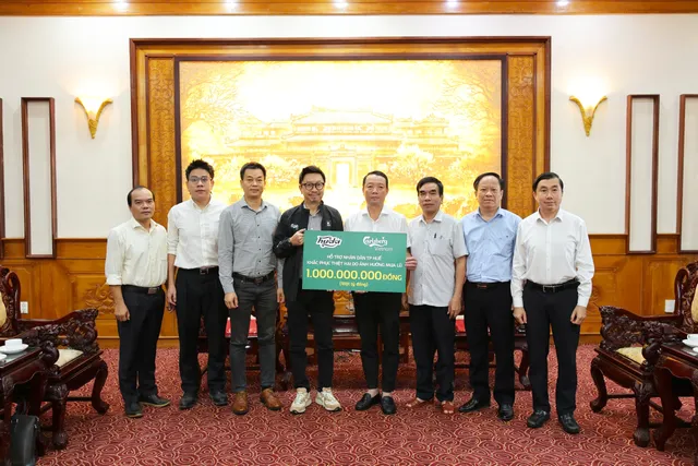Swift support flood relief in Hue and Da Nang - Ảnh 1.