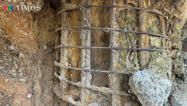 Cầu Sông Lô cấm phương tiện vì hư hỏng nghiêm trọng, người dân phải đi vòng 30 km - Ảnh 1.