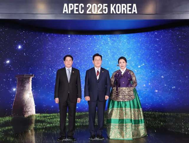 State President meets APEC leaders in RoK - Ảnh 3.