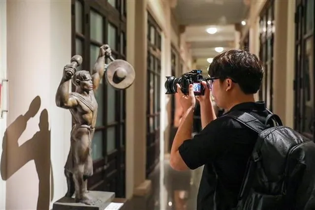 Fine Arts Museum offers nighttime experiences to visitors - Ảnh 1.
