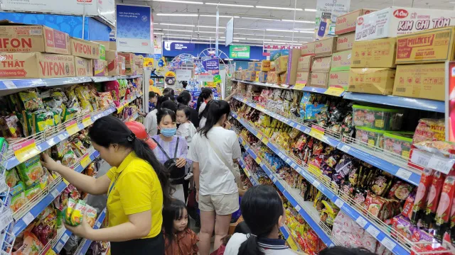 Siêu thị tăng 200% dự trữ hàng thiết yếu cho vùng bão miền Trung- Ảnh 2. Siêu thị tăng 200% dự trữ hàng thiết yếu cho vùng bão miền Trung- Ảnh 2.