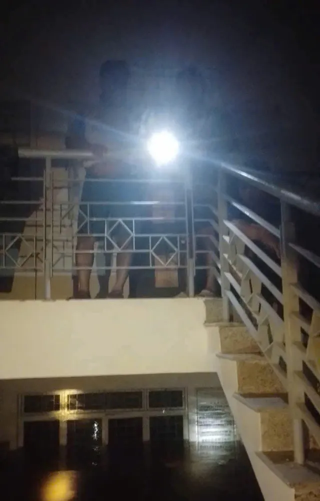 CẬP NHẬT: Bão số 13 gây nhiều thiệt hại, 2 người thương vong do nhà sập - Ảnh 1.