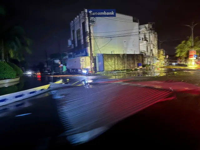 CẬP NHẬT: Bão số 13 gây nhiều thiệt hại, 2 người thương vong do nhà sập - Ảnh 4.