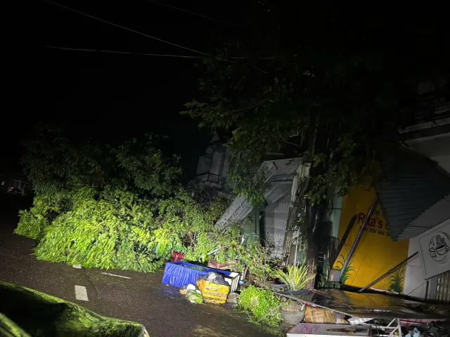 CẬP NHẬT: Bão số 13 gây nhiều thiệt hại, 2 người thương vong do nhà sập - Ảnh 2.