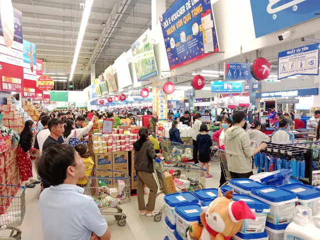 Siêu thị tăng 200% dự trữ hàng thiết yếu cho vùng bão miền Trung- Ảnh 1. Siêu thị tăng 200% dự trữ hàng thiết yếu cho vùng bão miền Trung- Ảnh 1.