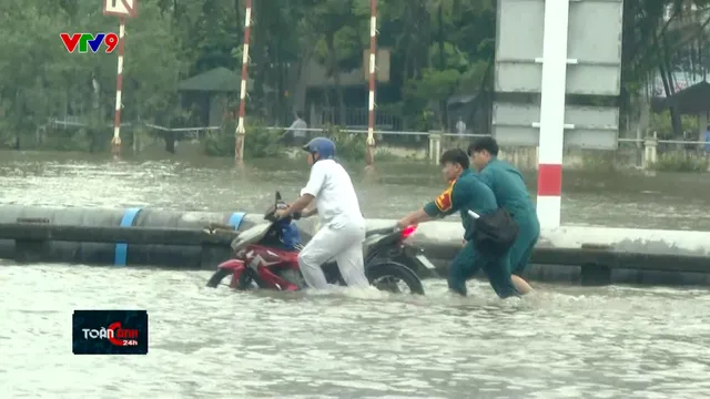 TP. Hồ Chí Minh ngập nặng do hoàn lưu bão kết hợp triều cường