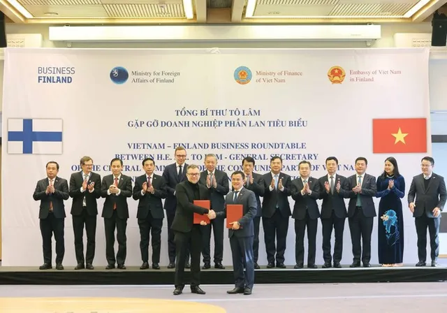 Vietnamese Party General Secretary meets with representatives of leading Finnish firms - Ảnh 1.