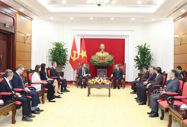 Party Chief To Lam receives British Ambassador to Viet Nam - Ảnh 1.