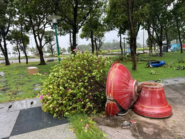 CẬP NHẬT: Bão số 13 giật cấp 15 đổ bộ đất liền các tỉnh Đắk Lắk - Gia Lai - Ảnh 1.