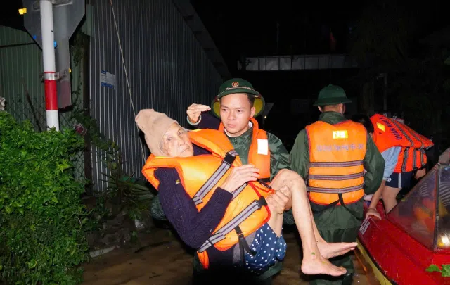 CẬP NHẬT: Bão số 13 gây nhiều thiệt hại, 2 người thương vong do nhà sập - Ảnh 3.