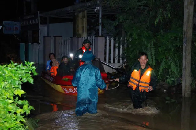CẬP NHẬT: Bão số 13 gây nhiều thiệt hại, 2 người thương vong do nhà sập - Ảnh 1.