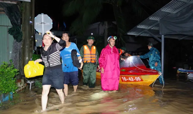 CẬP NHẬT: Bão số 13 gây nhiều thiệt hại, 2 người thương vong do nhà sập - Ảnh 2.