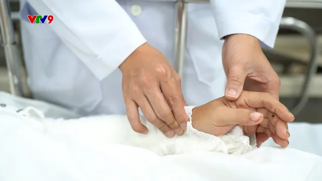 12 giờ căng thẳng nối 2 bàn tay bị chém gần đứt lìa