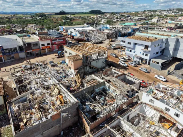Lốc xoáy kinh hoàng “san bằng” thị trấn của Brazil, ít nhất 6 người thiệt mạng- Ảnh 2. Lốc xoáy kinh hoàng “san bằng” thị trấn của Brazil, ít nhất 6 người thiệt mạng- Ảnh 2.