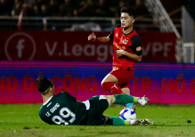 Rượt đuổi nghẹt thở, Ninh Bình thắng CLB Công an TP Hồ Chí Minh trong cơn mưa bàn thắng- Ảnh 2. Rượt đuổi nghẹt thở, Ninh Bình thắng CLB Công an TP Hồ Chí Minh trong cơn mưa bàn thắng- Ảnh 2.