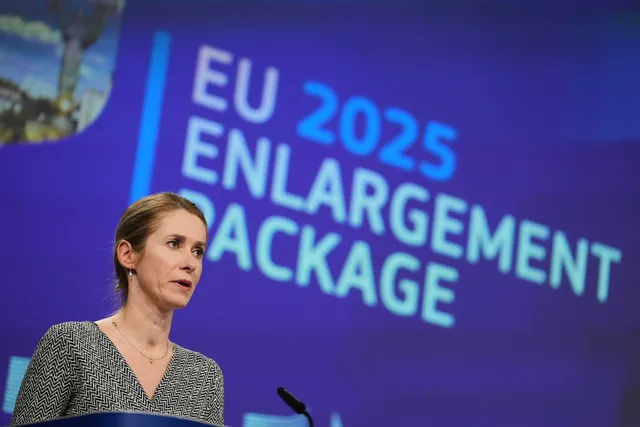 EU kêu gọi tôn trọng luật pháp quốc tế sau vụ tấn công tàu chở ma túy của Mỹ - Ảnh 1.