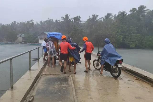 Siêu bão Fung-wong khiến 2 người chết và buộc hơn 1 triệu người phải sơ tán ở Philippines- Ảnh 2. Siêu bão Fung-wong khiến 2 người chết và buộc hơn 1 triệu người phải sơ tán ở Philippines- Ảnh 2.