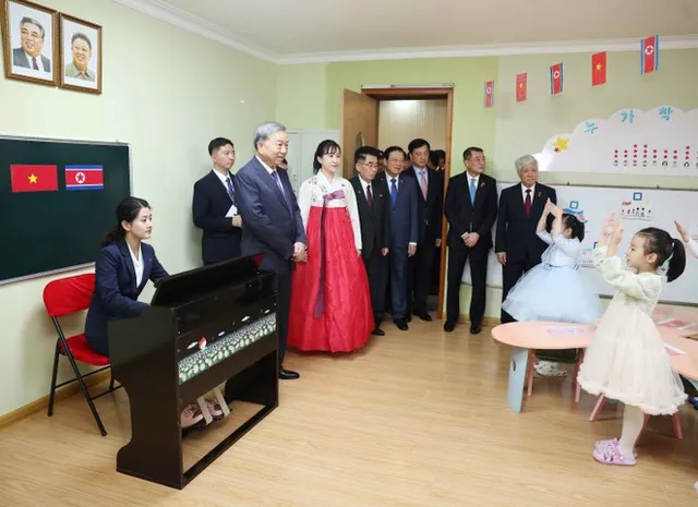 Party chief visits DPRK kindergarten, attends WPKs anniversary show - Ảnh 1.