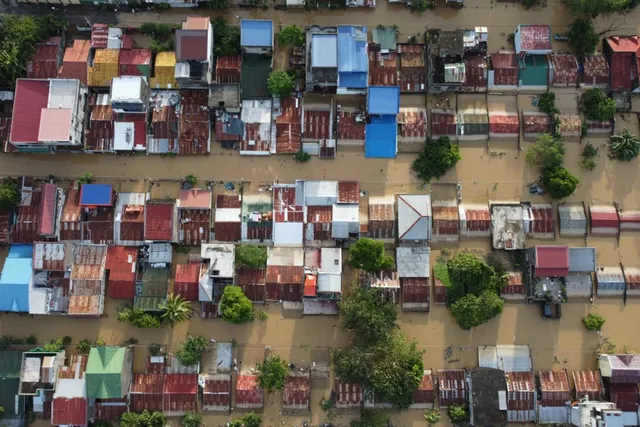 Philippines khắc phục hậu quả siêu bão Fung-Wong - Ảnh 1.