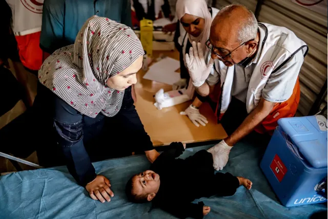 Israel chặn 1 triệu ống tiêm cần thiết để tiêm chủng cho trẻ em ở Gaza - Ảnh 1. Israel chặn 1 triệu ống tiêm cần thiết để tiêm chủng cho trẻ em ở Gaza - Ảnh 1.