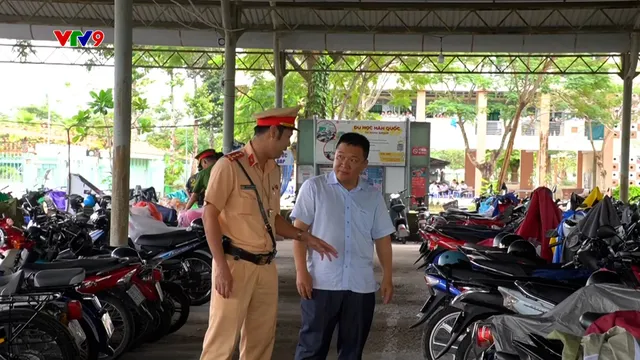 Những chiếc xe "độ" bên trong bãi xe trường học