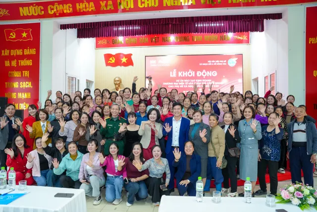 Coca-Cola Beverages Vietnam continues to empower women in handicraft villages through e-commerce training initiative - Ảnh 1.